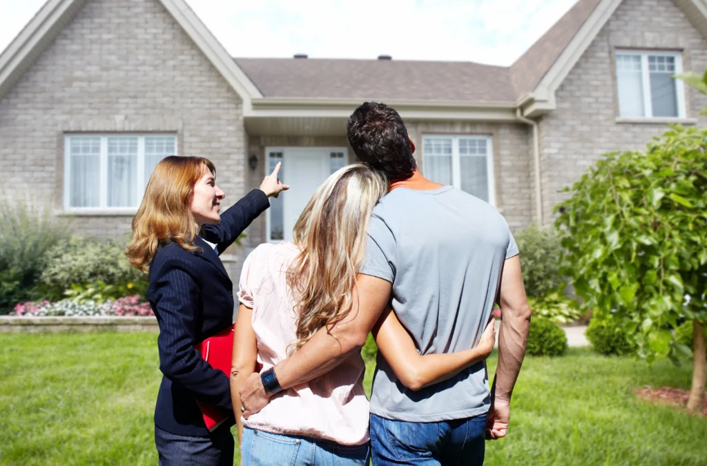 real-estate-agent-woman-near-94090944 real estate